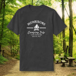 Fun Retro Family Wiedersehen Camping Trip Campfire T-Shirt<br><div class="desc">Camp im Stil mit diesem individuellen Shirt mit einem weißen Lagerfeuerlogo und Ihrem Namen. Personalisieren Sie weiter mit 3 Zeilen benutzerdefinierten Text - fügen Sie "Family Wiedersehen, Family Trip, Camping Trip, Position, Datum, etc. (oder löschen Sie Text) hinzu. Ideal für Wiedersehen, Campings- oder Wanderausflüge, ein Wochenende am See oder ein...</div>