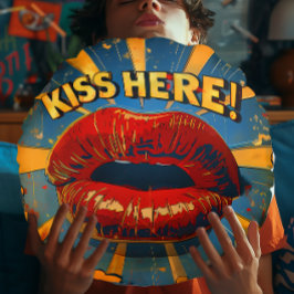 Fun Retro Pop Art 'Kiss Here' Rundes Kissen