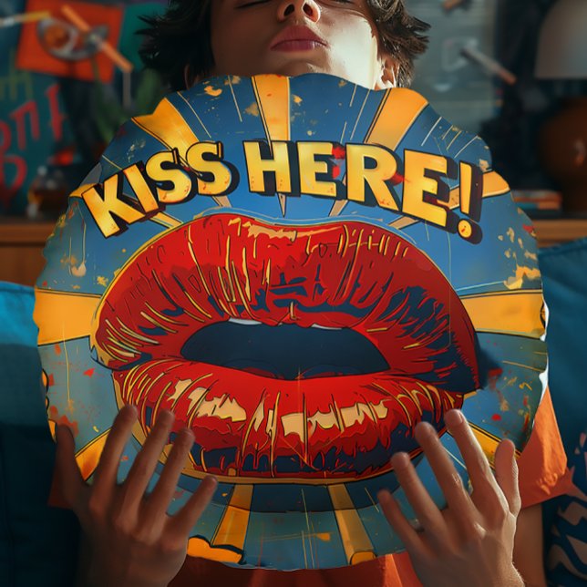Fun Retro Pop Art 'Kiss Here' Rundes Kissen (Funny Comic Style Retro "Kiss Here" Pop-Art Round Pillow)