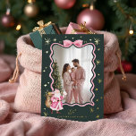 Fun Retro Santa Wavy Pink Ribbon Foto Weihnachten Folien Feiertagskarte<br><div class="desc">Genießen Sie den festlichen Geist mit unserer lustigen Retro-Vintagen wavy Weihnachten rosa Band Foto Weihnachtsfolienkarte. Diese hübsche Karte zeigt unsere handbemalten Aquarellbilder im Retro-Stil, darunter Santa, Rentier und ein Weihnachtsbaum, die mit spielerischen rosa Akzenten geschmückt sind. Das Foto wird durch einen schönen rosa Retro-Bug-Rahmen gerahmt, der eine zusätzliche Touch Eleganz...</div>