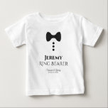 Fun Ring Bearer Black Krawatte Hochzeit Kleinkind  Baby T-shirt<br><div class="desc">Diese lustigen T - Shirt sind als Favoriten oder Geschenke für Ehering Bären konzipiert. Der T - Shirt ist weiß und zeigt eine Krawatte mit schwarzem Bug und drei Tasten. Der Text lautet Ring Bearer, und hat einen Platz, um seinen Namen, den Namen des Ehepaares und das Hochzeitstermin einzugeben. Eine...</div>