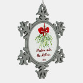 Fun Romantic Meet under Mistletoe Zitat Weihnachte Schneeflocken Zinn-Ornament (Links)