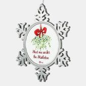 Fun Romantic Meet under Mistletoe Zitat Weihnachte Schneeflocken Zinn-Ornament (Rechts)