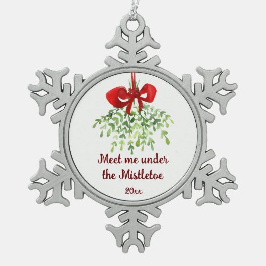 Fun Romantic Meet under Mistletoe Zitat Weihnachte Schneeflocken Zinn-Ornament (Vorderseite)