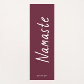 Fun Script Dark Red Namaste Personalisierter Name Yogamatte (Vorderseite)