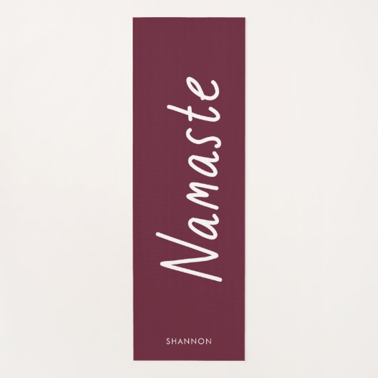 Fun Script Dark Red Namaste Personalisierter Name Yogamatte (Vorderseite)