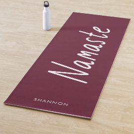 Fun Script Dark Red Namaste Personalisierter Name Yogamatte