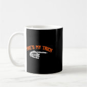 Fun She is My Trick Er ist mein Halloween-Leckerei Kaffeetasse (Links)