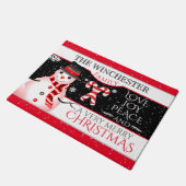 FUN Snowman in Black Hat and Scarf | BLK Christmas Fußmatte (Schrägansicht)