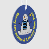 Fun Snowman in einer frostigen Winterlandschaft. Ornament (Vorderseite)