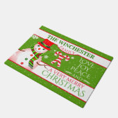 FUN Snowman in Red Hat und Scarf | GRÜNE Weihnacht Fußmatte (Schrägansicht)
