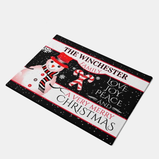 FUN Snowman in Red Hat und Scarf | SCHWARZE Weihna Fußmatte (Schrägansicht)