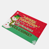 Fun Snowman mit Familienname auf RED Willkommen Fußmatte (Schrägansicht)