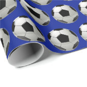 Fun Soccer Ball Muster auf blauem Wrapping Paper Geschenkpapier (Rolleneckpunkt)