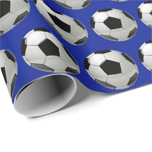 Fun Soccer Ball Muster auf blauem Wrapping Paper Geschenkpapier (Rolleneckpunkt)