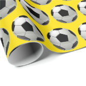 Fun Soccer Ball Muster auf gelbem Wrapping Paper Geschenkpapier (Rolleneckpunkt)