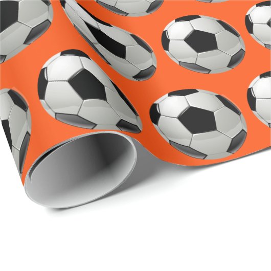 Fun Soccer Ball Muster auf Orange Geschenkpapier (Rolleneckpunkt)