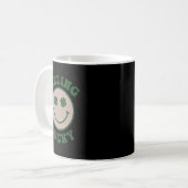 Fun St Patrick Day Gefühl Lucky Smile Face Meme Kaffeetasse (Vorderseite Links)