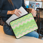 Fun Summer Orange Lime Green Ikat Zigzag Muster Laptopschutzhülle<br><div class="desc">Schönes zeitgenössisches, helles Kalkgrün, orange, gelb und weiß zag Stammmuster. Verziertes, trendiges, modernes und skurriles Hipster Design für den künstlerischen oder künstlerischen angesagten Trend-Setter, Vintages Retro, Jugendstil-Deko-Stil oder abstrakter grafischer, geometrischer Motiv-Liebhaber. Einzigartiges, modernes, trendiges und cooles Design, das auf einer großen Vielfalt an unterhaltsamen und klassischen elektronischen Hüllen und Accessoires...</div>