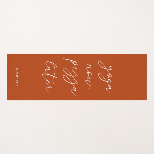 Fun Terracotta Rust Script Yoga Jetzt Pizza später Yogamatte (Vorderseite (Horizontal))