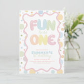 Fun to be One! Colorful Spots 1st Birthday Einladung (Stehend Vorderseite)