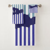 Fun Torn Stripes Blue Layered Initials Badhandtuch Set (Insitu)