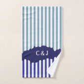 Fun Torn Stripes Blue Layered Initials Badhandtuch Set (Handtuch)