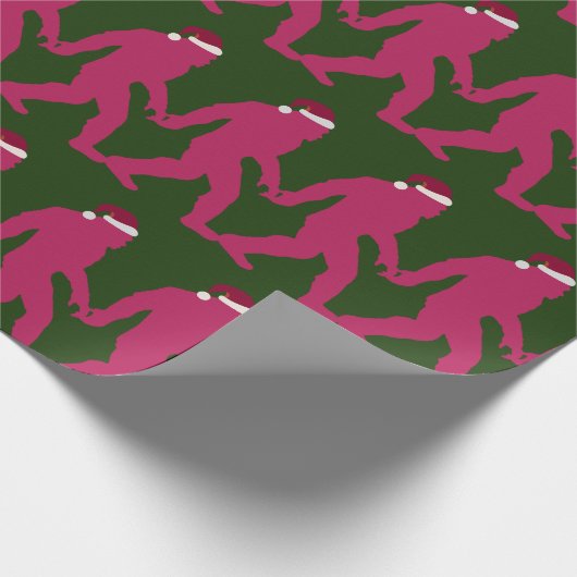Fun & Whimsical Bigfoot Santa in Grün & Heiß Rosa Geschenkpapier (Ecke)