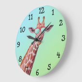 Fun Whimsical Giraffe mit Sonnenbrille auf Grün Große Wanduhr (Winkel)