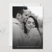 Fun Whimsical Script Monogram Schwarz-weiß Wedding Einladung (Rückseite)