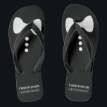 Fun White Bow Krawatte auf Black Niedlich Trauzeug Badesandalen<br><div class="desc">Diese Flip Flops sind skurril und lustig,  und eine tolle Möglichkeit,  den Trauzeugen bei Ihrer Hochzeit zu danken. Sie zeichnen sich durch ein niedliches Smock-Design mit einer weißen Bogen-Krawatte und Tasten oben und seinem Namen und Titel unten aus.</div>