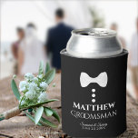 Fun White Krawatte Trauzeuge Hochzeitsschaum kann  Dosenkühler<br><div class="desc">Diese Schaumstoffklappen sind als Geschenke oder Favoriten für Ihre Trauzeuge konzipiert. Sie zeichnen sich durch ein lustiges Design einer weißen Krawatte aus, mit drei Tasten auf schwarzem Hintergrund, die die Idee eines Tuxedo beschwören. Der Text lautet "Trauzeuge" und hat Platz für seinen Namen sowie das Hochzeitspaar & Datum. Wir danken...</div>