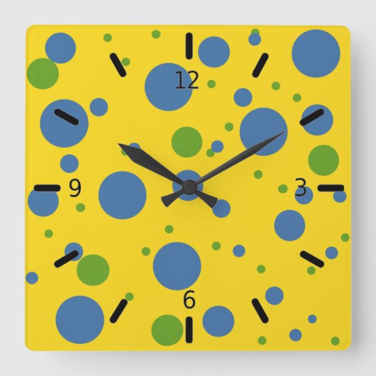 Fun Yellow, Green and Blue Spotted Wall Clock Quadratische Wanduhr (Vorderseite)