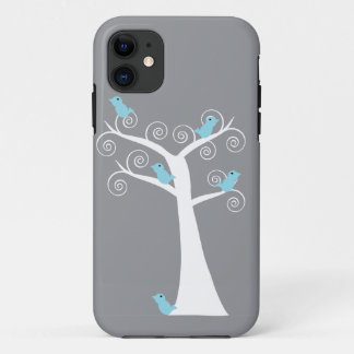 Fünf blaue Vögel in einem Baumfall Case-Mate iPhone Hülle