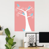 Fünf blaue Vögel in einem Baumposter Poster (Heimbüro)