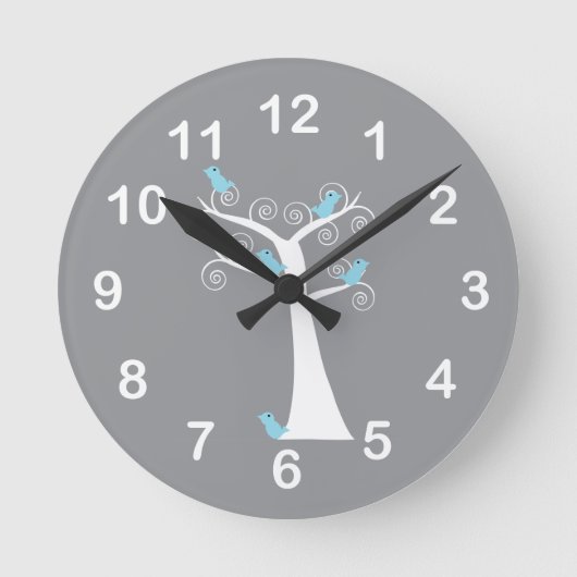 Fünf blaue Vögel in einer Baumwall-Uhr Runde Wanduhr (Vorderseite)