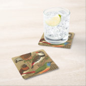 Fünf bunte Haustier-Vögel gehockt auf einer Rechteckiger Pappuntersetzer (Vor Ort)