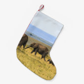 FÜNF ELEFANS AUF BROWN GRASS KLEINER WEIHNACHTSSTRUMPF (Vorderansicht (hängend))