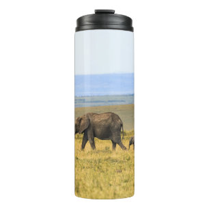 FÜNF ELEFANS AUF BROWN GRASS THERMOSBECHER