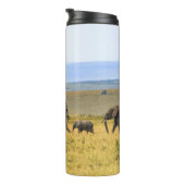 FÜNF ELEFANS AUF BROWN GRASS THERMOSBECHER (Nach rechts gedreht)