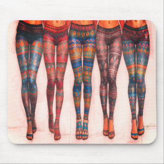 Fünf Frauen hintereinander in Leggings auf dickem  Mousepad