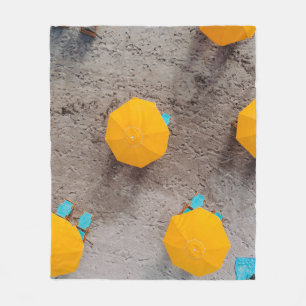 Fünf gelbe Sonnenschirme am Tag auf Sand Fleecedecke