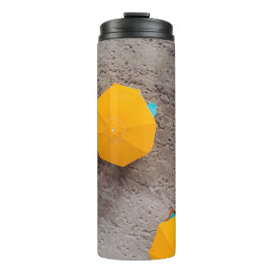 Fünf gelbe Sonnenschirme am Tag auf Sand Thermosbecher
