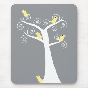 Fünf gelbe Vögel in einem Baummousepad Mousepad