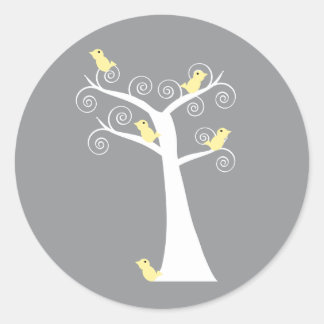 Fünf gelbe Vögel in einem Baumsticker Runder Aufkleber