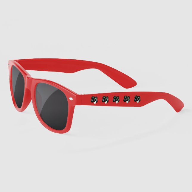 Fünf gestapelte Rasenschüsseln, Sonnenbrille (Links)