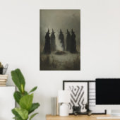 Fünf Hexen in langen Umhängen in gotischer Manier  Poster (Heimbüro)
