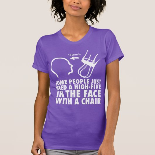 Fünf im Angesicht mit Stuhl T-Shirt (Vorderseite)