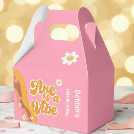 Fünf ist ein lebhafter, groovativer Retro-Vintager Geschenkschachtel