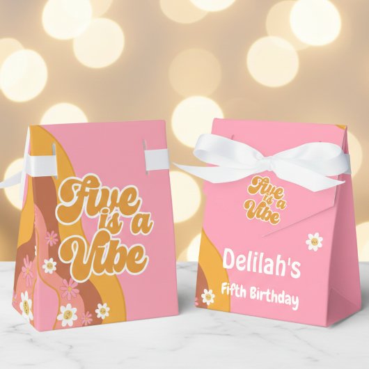 Fünf ist ein lebhafter, groovativer Retro-Vintager Geschenkschachtel